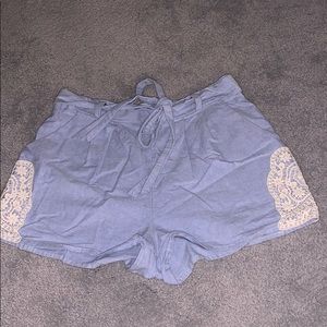 High-waisted chambray shorts with lace decal
